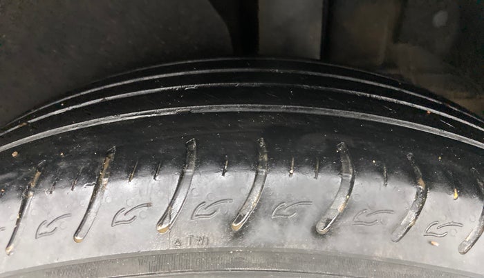 2022 KIA CARENS LUXURY 1.4 PETROL 7 STR, Petrol, Manual, 33,506 km, Left Rear Tyre Tread