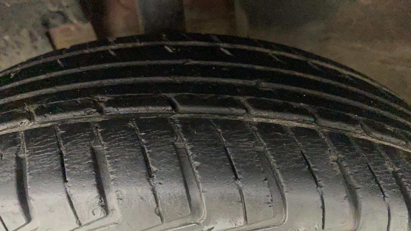 2018 Renault Kwid RXT 1.0 AMT (O), Petrol, Automatic, 1,00,669 km, Left Front Tyre Tread