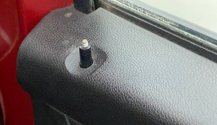 2018 Renault Kwid RXT 1.0 AMT (O), Petrol, Automatic, 1,00,669 km, Lock system - Door lock knob has minor damage