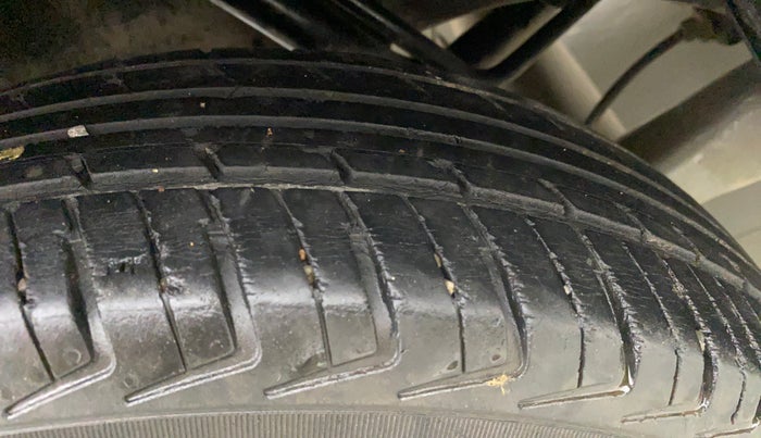 2018 Renault Kwid RXT 1.0 AMT (O), Petrol, Automatic, 1,00,669 km, Right Rear Tyre Tread