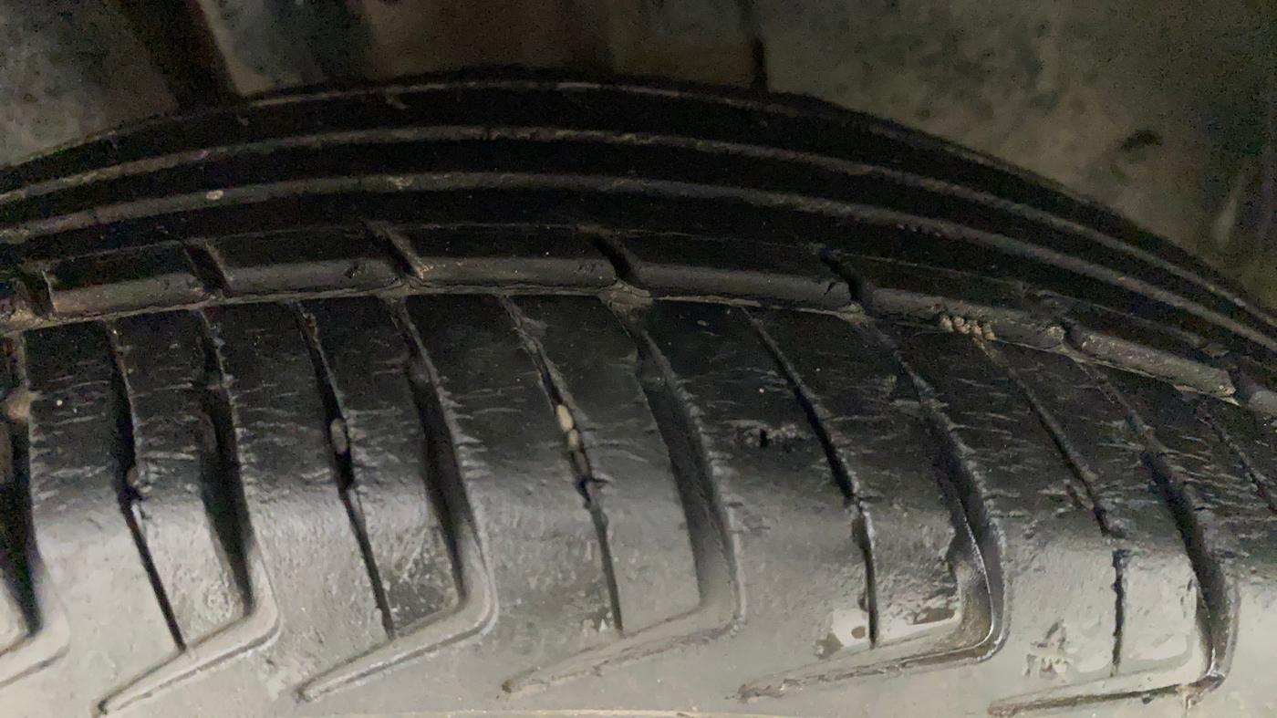 2018 Renault Kwid RXT 1.0 AMT (O), Petrol, Automatic, 1,00,669 km, Right Front Tyre Tread