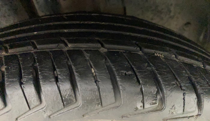 2018 Renault Kwid RXT 1.0 AMT (O), Petrol, Automatic, 1,00,669 km, Right Front Tyre Tread