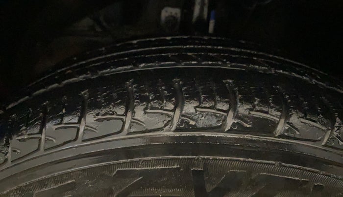 2017 Maruti Baleno DELTA PETROL 1.2, Petrol, Manual, 19,919 km, Left Front Tyre Tread