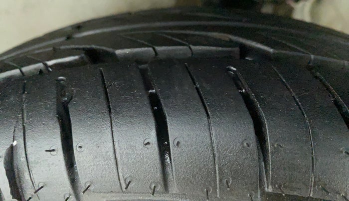 2014 Maruti Alto 800 LXI, Petrol, Manual, 87,729 km, Left Front Tyre Tread