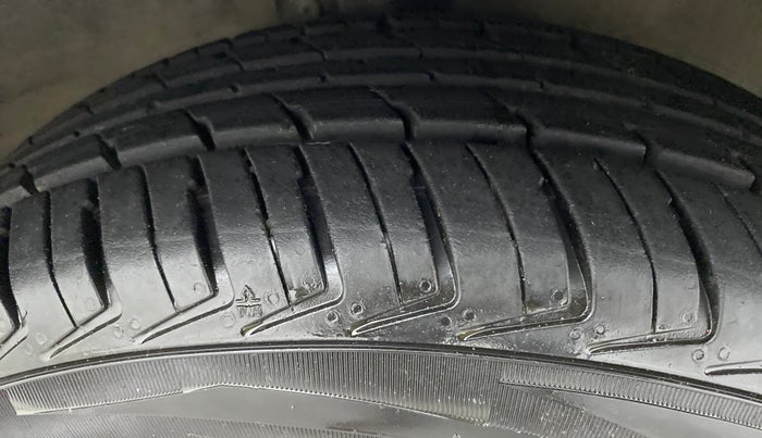 2011 Maruti A Star VXI (ABS) AT, Petrol, Automatic, 57,788 km, Right Front Tyre Tread