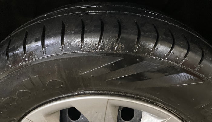 2018 Hyundai Elite i20 MAGNA EXECUTIVE 1.2, Petrol, Manual, 99,109 km, Right Front Tyre Tread