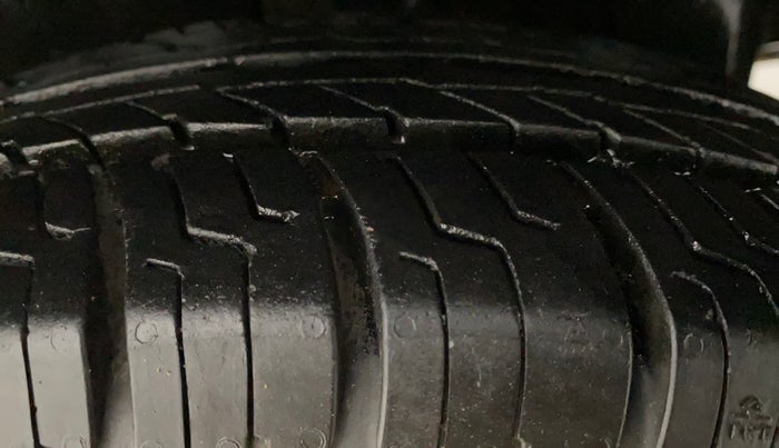 2015 Maruti Swift VXI, Petrol, Manual, 52,897 km, Left Rear Tyre Tread