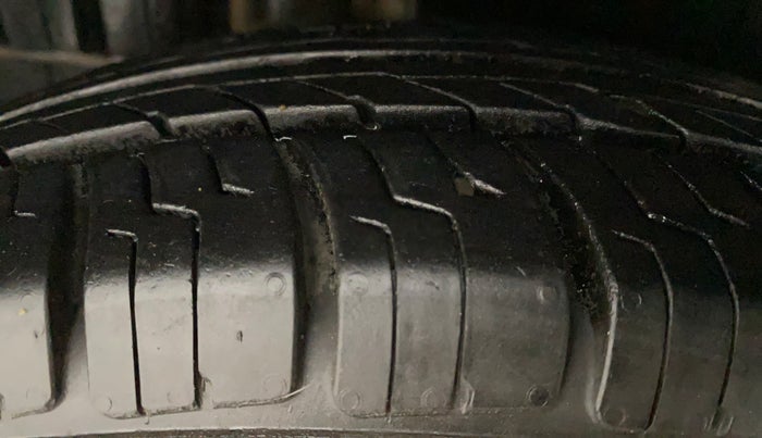2015 Maruti Swift VXI, Petrol, Manual, 52,897 km, Right Rear Tyre Tread