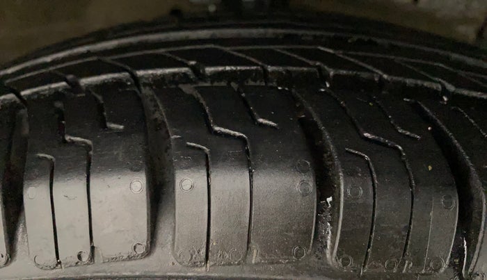 2015 Maruti Swift VXI, Petrol, Manual, 52,897 km, Right Front Tyre Tread
