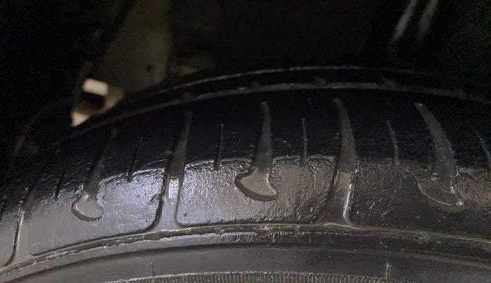 2016 Hyundai Grand i10 SPORTZ 1.2 KAPPA VTVT, Petrol, Manual, 30,747 km, Right Rear Tyre Tread