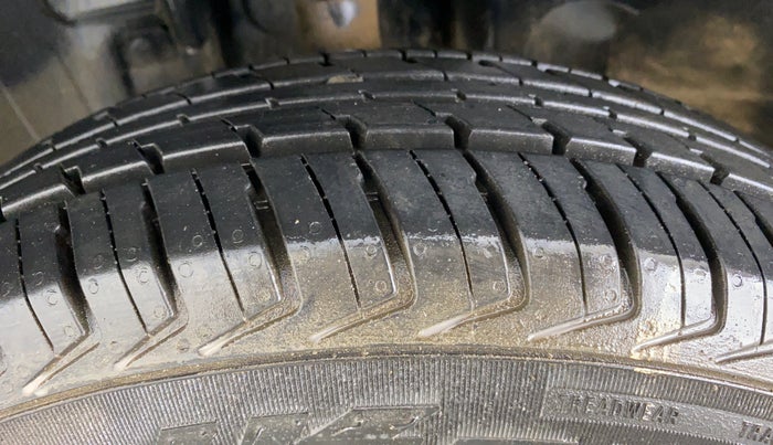 2017 Renault Kwid CLIMBER 1.0 AT, Petrol, Automatic, 67,451 km, Left Front Tyre Tread