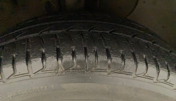 2015 Hyundai Elite i20 MAGNA 1.2, Petrol, Manual, 26,432 km, Right Front Tyre Tread