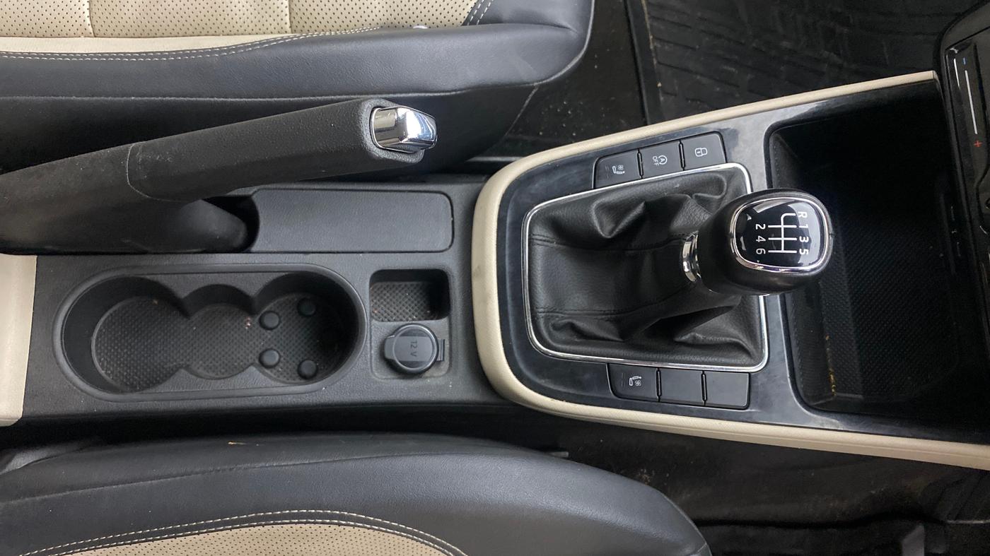 2022 Skoda SLAVIA STYLE 1.0L TSI MT, Petrol, Manual, 63,339 km, Gear Lever