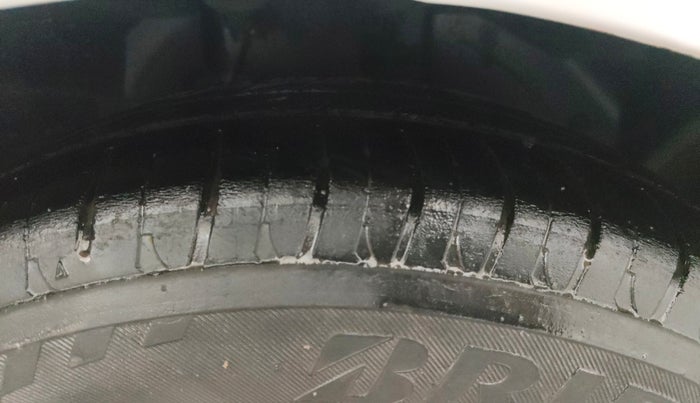 2016 Ford New Figo TITANIUM 1.2 PETROL MT, CNG, Manual, 84,195 km, Right Front Tyre Tread