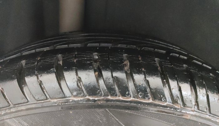 2016 Ford New Figo TITANIUM 1.2 PETROL MT, CNG, Manual, 84,195 km, Right Rear Tyre Tread