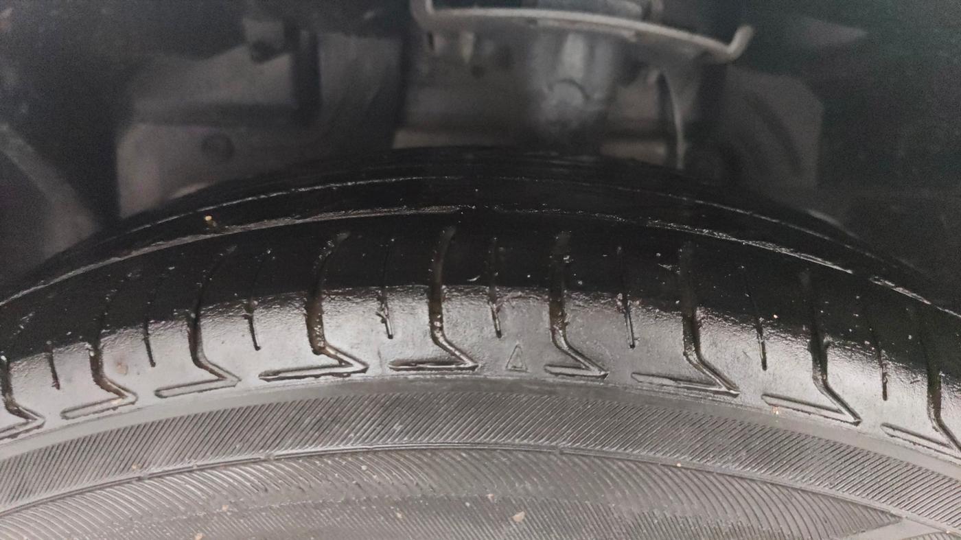 2016 Ford New Figo TITANIUM 1.2 PETROL MT, CNG, Manual, 84,195 km, Left Front Tyre Tread