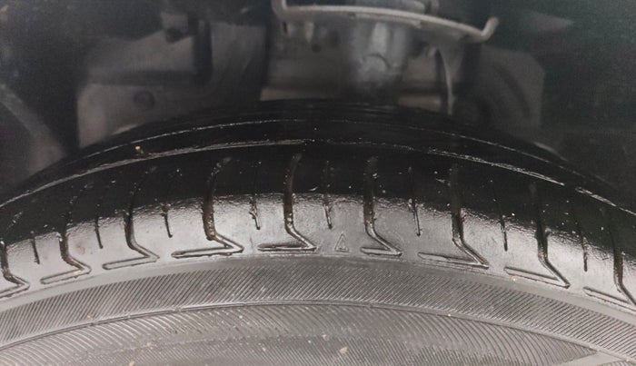 2016 Ford New Figo TITANIUM 1.2 PETROL MT, CNG, Manual, 84,195 km, Left Front Tyre Tread