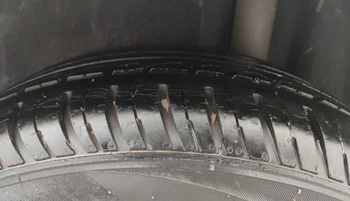 2016 Ford New Figo TITANIUM 1.2 PETROL MT, CNG, Manual, 84,195 km, Left Rear Tyre Tread