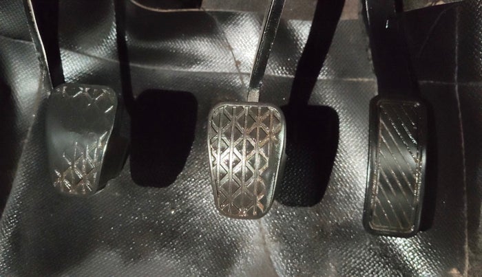 2016 Ford New Figo TITANIUM 1.2 PETROL MT, CNG, Manual, 84,195 km, Pedals