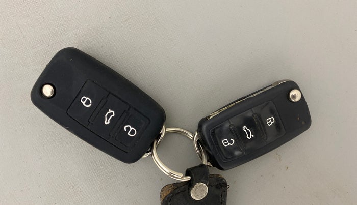 2013 Skoda Laura AMBIENTE 2.0 TDI CR MT, Diesel, Manual, 1,07,127 km, Key Close Up