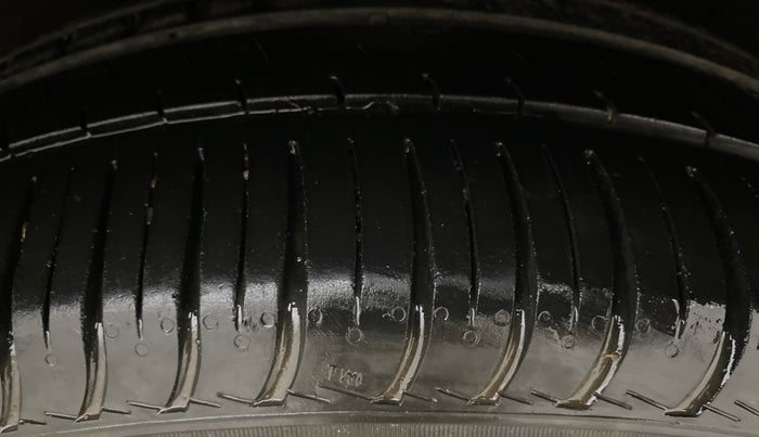 2013 Skoda Laura AMBIENTE 2.0 TDI CR MT, Diesel, Manual, 1,07,127 km, Left Rear Tyre Tread