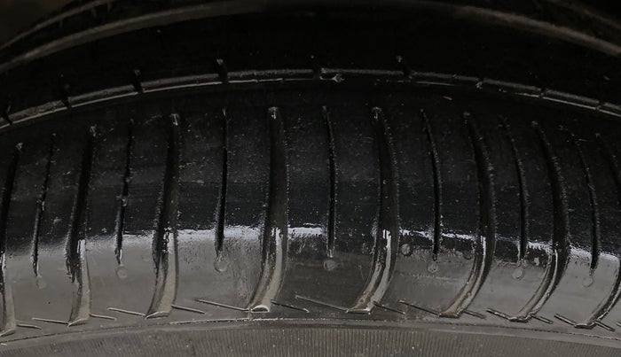 2013 Skoda Laura AMBIENTE 2.0 TDI CR MT, Diesel, Manual, 1,07,127 km, Left Front Tyre Tread