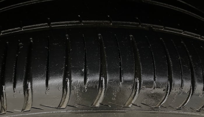 2013 Skoda Laura AMBIENTE 2.0 TDI CR MT, Diesel, Manual, 1,07,127 km, Right Front Tyre Tread