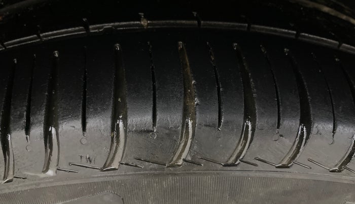 2013 Skoda Laura AMBIENTE 2.0 TDI CR MT, Diesel, Manual, 1,07,127 km, Right Rear Tyre Tread