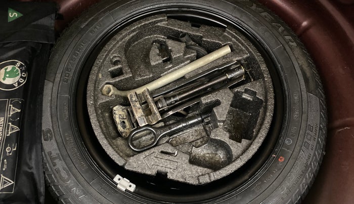 2013 Skoda Laura AMBIENTE 2.0 TDI CR MT, Diesel, Manual, 1,07,127 km, Spare Tyre