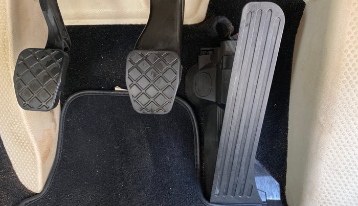 2013 Skoda Laura AMBIENTE 2.0 TDI CR MT, Diesel, Manual, 1,07,127 km, Pedals