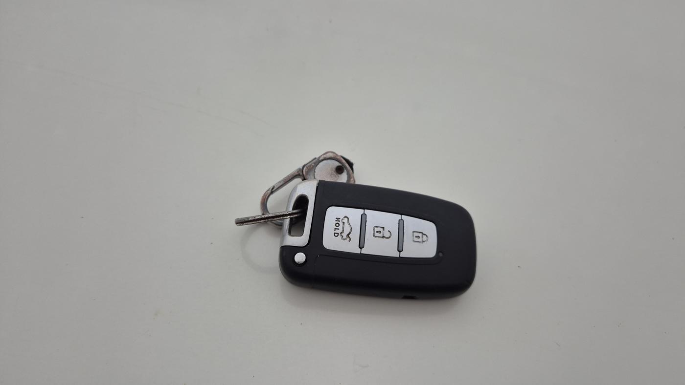 2014 Hyundai Verna FLUIDIC 1.6 CRDI SX OPT, Diesel, Manual, 1,26,495 km, Key Close Up