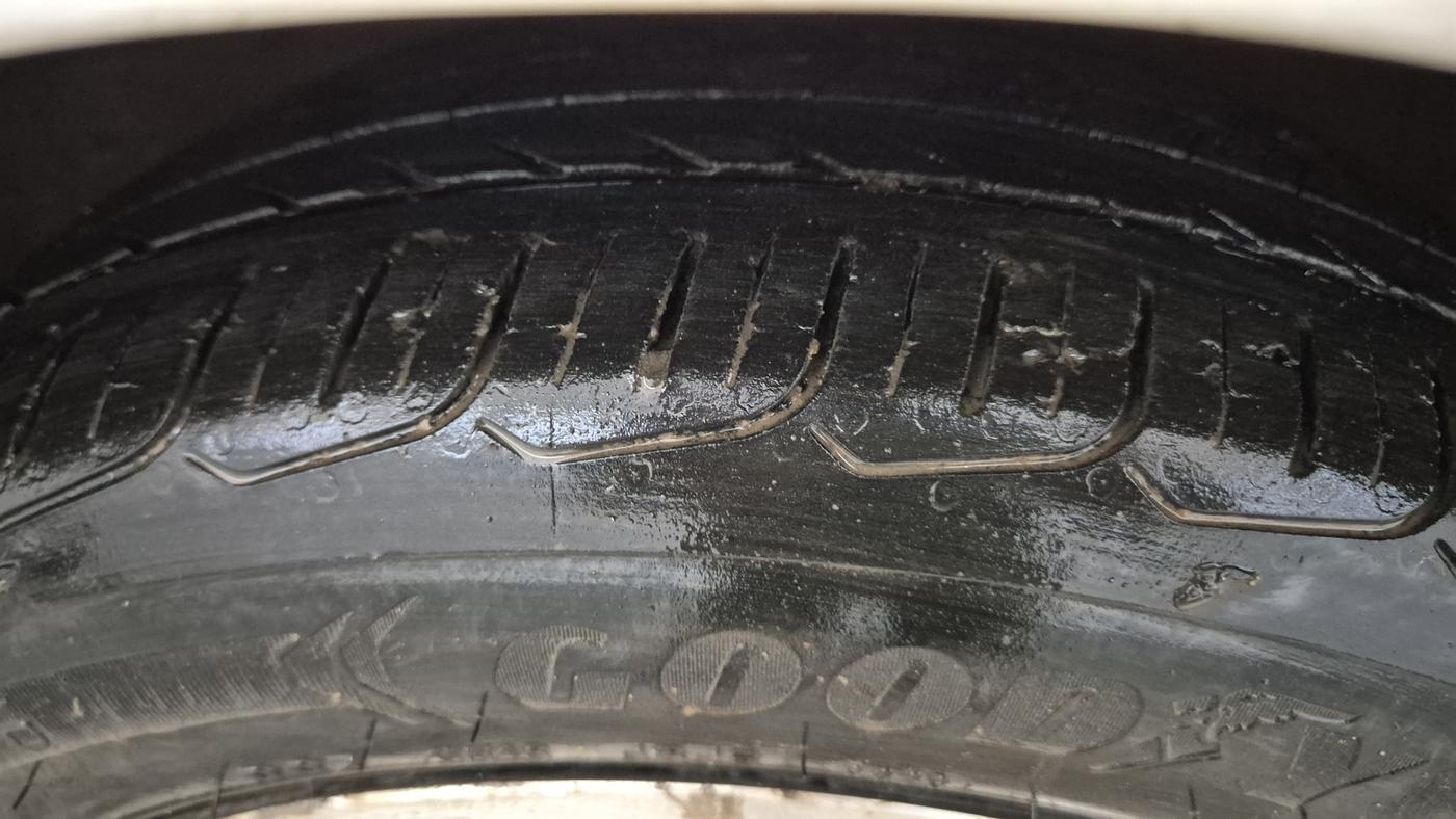 2014 Hyundai Verna FLUIDIC 1.6 CRDI SX OPT, Diesel, Manual, 1,26,495 km, Right Front Tyre Tread