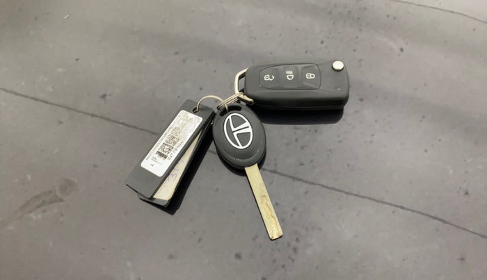 2022 Tata Tiago XZ PLUS CNG, CNG, Manual, 22,408 km, Key Close Up