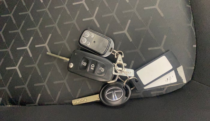 2022 Tata NEXON XMA SUNROOF PETROL, Petrol, Automatic, 17,562 km, Key Close Up