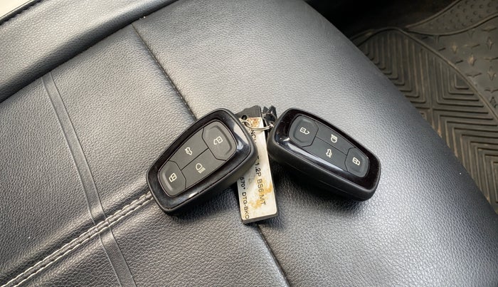 2021 Tata PUNCH CREATIVE  MT, Petrol, Manual, 19,731 km, Key Close Up