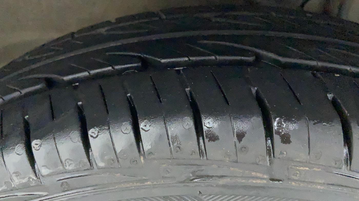 2016 Maruti Alto 800 LXI, Petrol, Manual, 32,189 km, Left Front Tyre Tread