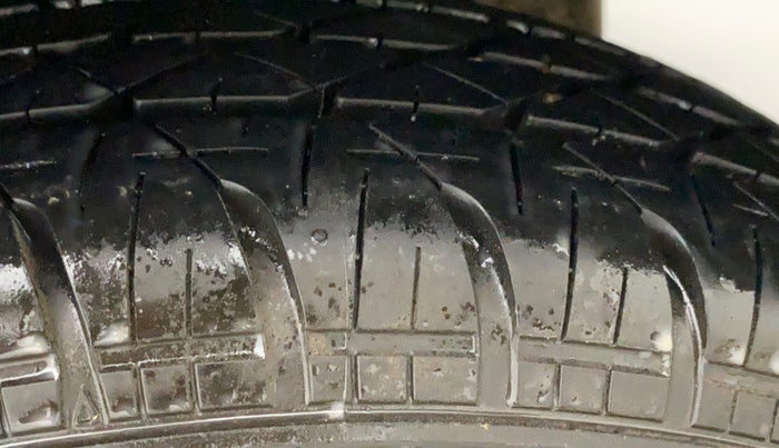 2017 Maruti Swift LXI (O), Petrol, Manual, 79,697 km, Left Rear Tyre Tread