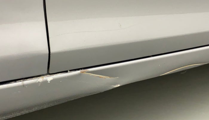 2017 Maruti Swift LXI (O), Petrol, Manual, 79,697 km, Right running board - Slightly rusted