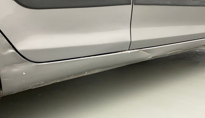 2017 Maruti Swift LXI (O), Petrol, Manual, 79,697 km, Right running board - Slightly dented