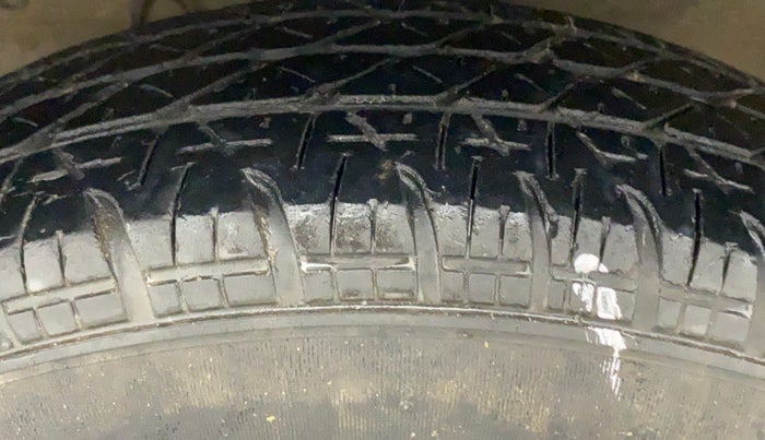 2017 Maruti Swift LXI (O), Petrol, Manual, 79,697 km, Left Front Tyre Tread