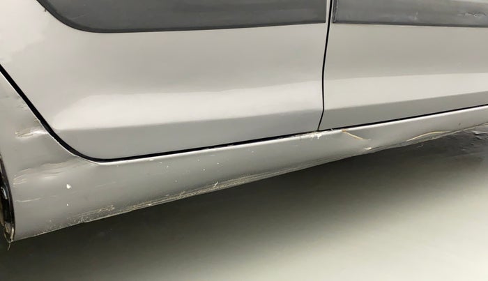2017 Maruti Swift LXI (O), Petrol, Manual, 79,697 km, Right running board - Minor scratches