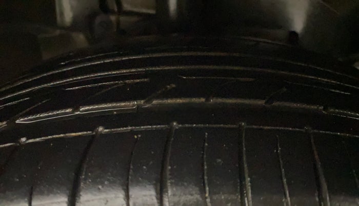 2018 Ford Ecosport TITANIUM 1.5L DIESEL, Diesel, Manual, 1,05,406 km, Right Front Tyre Tread