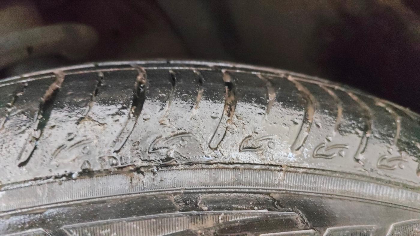 2025 Maruti BREZZA VXI S-CNG, CNG, Manual, 9,587 km, Left Front Tyre Tread