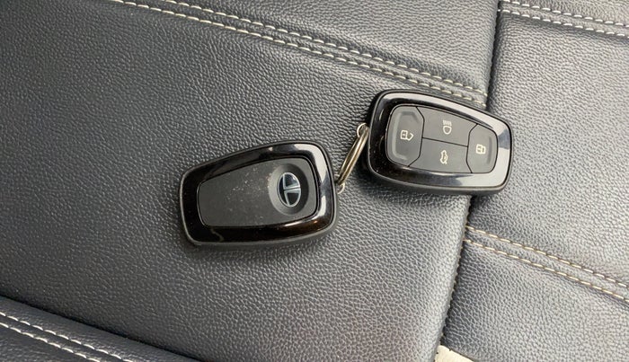 2022 Tata PUNCH CREATIVE AMT 1.2 RTN DUAL TONE, Petrol, Automatic, 10,270 km, Key Close Up