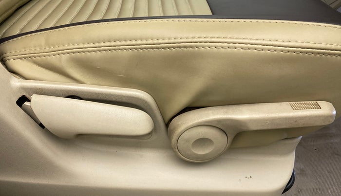 2014 Maruti Ertiga ZDI, Diesel, Manual, 88,223 km, Driver Side Adjustment Panel