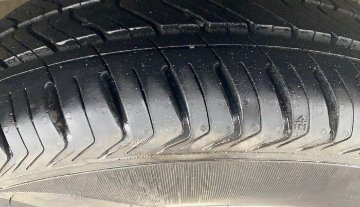 2013 Hyundai i20 ASTA 1.2, Petrol, Manual, 1,03,608 km, Right Front Tyre Tread