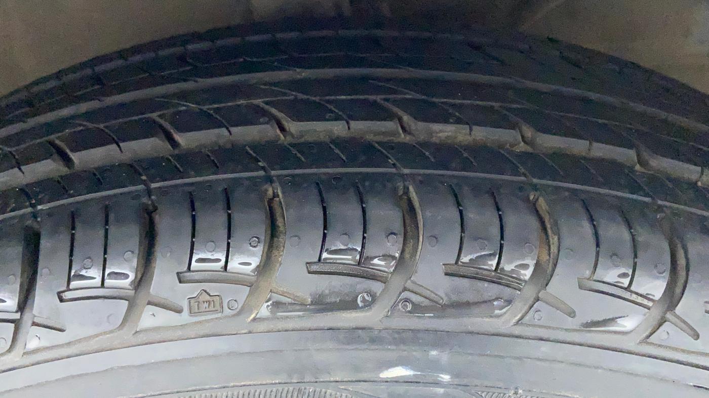2016 Maruti Baleno DELTA PETROL 1.2, Petrol, Manual, 44,910 km, Right Front Tyre Tread