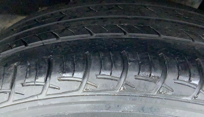 2016 Maruti Baleno DELTA PETROL 1.2, Petrol, Manual, 44,910 km, Left Rear Tyre Tread