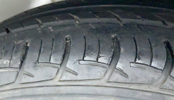 2016 Maruti Baleno DELTA PETROL 1.2, Petrol, Manual, 44,910 km, Left Front Tyre Tread