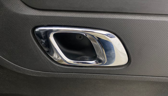 2018 Renault Kwid RXT 1.0, Petrol, Manual, 77,887 km, Driver Side Door Panels Control